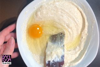 aggiungere le uova nella crema